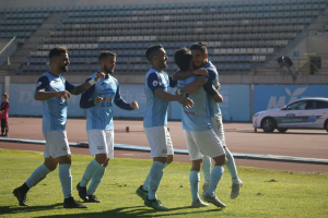 Pino celebrando un gol con la camiseta celeste.