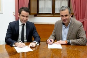 García Egea y Ortega Smith en la firma del acuerdo para el Parlamento de Andalucía.