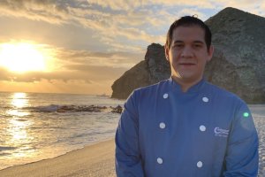 El cocinero albojense Juan Manuel Sánchez protagoniza el vídeo promocional.