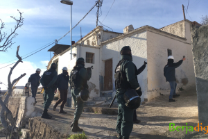 Agentes de la Guardia Civil en una operación contra los enganches ilegales en Berja