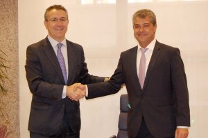 El rector de la UAL, Carmelo Rodríguez, con el presidente de Cajamar, Eduardo Baamonde, en la firma del último convenio.
