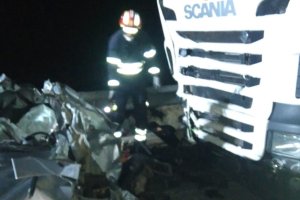 La intervención de los bomberos ha sido clave en el rescate del conductor del turismo.