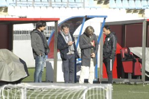 Fran Fernández hablando con Miguel Ángel Corona e Ibán Andrés.