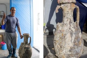 Juan Antonio Belmonte  junto al ánfora encontrada.