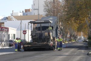 Desarrollo de los trabajos de asfaltado en Adra.