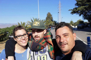Daniel Pleguezuelos, en el centro, con su mujer, Elena González, y su hermano Javier, a la salida del hospital