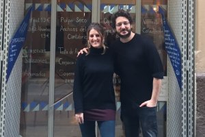 Diana Jové y Toni Soria, frente a la puerta de su vermutería.