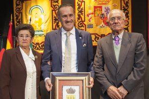 Diego Carrillo con sus padres, Ana y Ángel, dutrante el pregón de la feria de 2018.