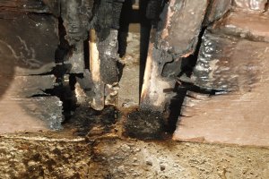 La puerta de la ermita de Torregarcía ha sido quemada.