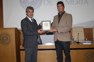 El rector nombra a Víctor Fernández embajador de antiguos alumnos de la UAL.