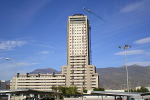 El edificio torrelaguna tiene una altura de 105 metros en 30 plantas y fue inaugurado en 2012 junto al bulevar ejidense.