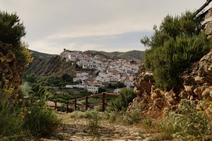 El pueblo de Líjar, al fondo. Foto: \'Almería pueblo a pueblo\'.