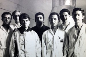 El equipo del cohete España-1, con el periodista Tico Medina y el cohete detrás.