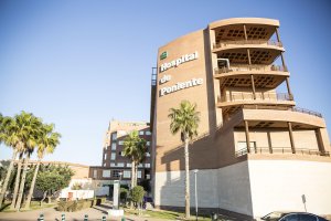 Fachada del Hospital de Poniente, donde sucedió el incidente.