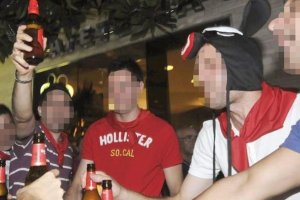 Un grupo celebrando una despedida de soltero.