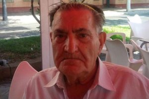 José Mullor Hernández sentado en el kiosko El Chirivía.