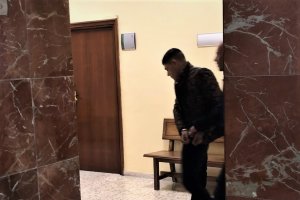 El acusado sale escoltado por la Policía Nacional