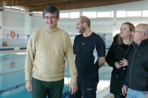 Visita de Cortés y varios concejales a la piscina.
