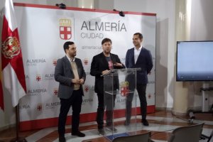 El alcalde presentó junto al humorista Carlos Latre la gira que llega a Almería.