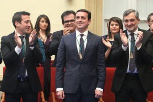 García, con dos de sus vicepresidentes en la toma de posesión.