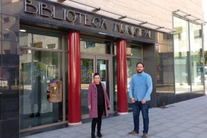 Concejales de IU a las puertas de la biblioteca de El Ejido.