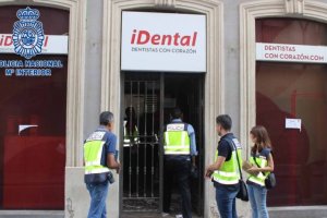 Registro policial en la sede de iDental de Almería, ubicada en la calle Granada.