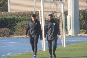 René, al margen del grupo.