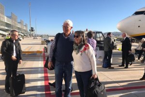 Primeros pasajeros que aterrizaron ayer en Corvera.