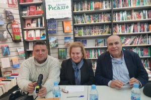 Mirta Núñez ayer en la Librería Picasso con Francisco J. Milán y Antonio Torres.