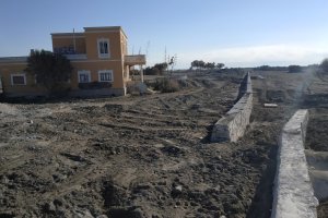 Zona de la obra sin presencia de obreros, máquinas ni materiales.