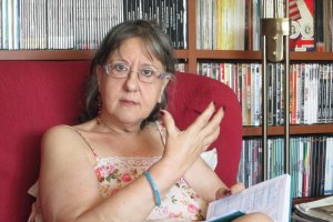 La escritora, rodeada de libros.