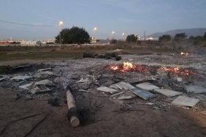 Restos de madera quemada tras el incendio provocado por los vándalos.
