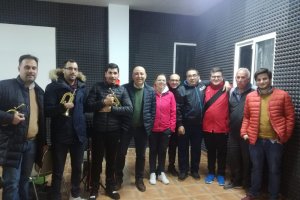 El alcalde con miembros de la banda que da uso al local.