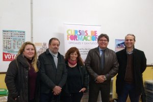 Dirigentes y miembros del PSOE con una docente del centro educativo.