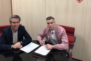 Corona y Demirovic firmando el nuevo contrato.