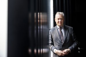 Simon Manley, embajador de Reino Unido en España, posa en las instalaciones del hotel de la Plaza Vieja donde se alojó