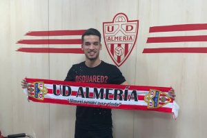 José Alonso con la bufanda del Almería.