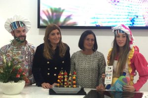 Carolina Lafita, concejal de Promoción de la ciudad, y Carmen Sánchez, de Almería Centro, durante la presentación del programa infantil.
