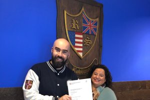 Aitor Arcos, en el momento de recibir su diploma.