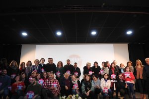 Foto de familia con participantes, ganadores y Gobierno local.