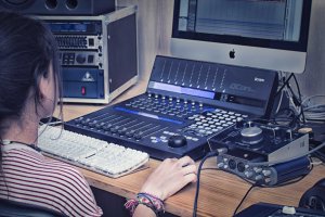 Joven en prácticas en el estudio de la Escuela de Imagen y Sonido de Almería.