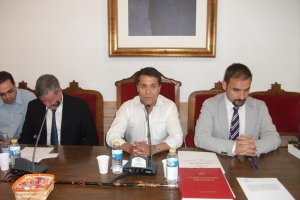 Pleno de investidura del socialista Domingo Crisol, con el actual alcalde del PP, Miguel Martínez Carlón (izq).