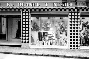 El escaparate de ‘El Blanco y Negro’ en las rebajas de enero de 1969.