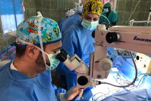 El Dr. Joaquín Fernández, Director Médico de Qvision, realizando una de las operaciones de cataratas en la capital de Senegal.
