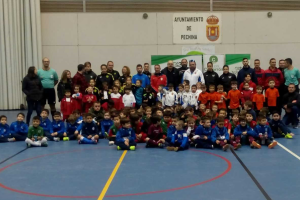 Los equipos en el centro de la pista.