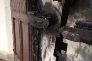 Queman de nuevo la puerta de la ermita de Torregarcía.