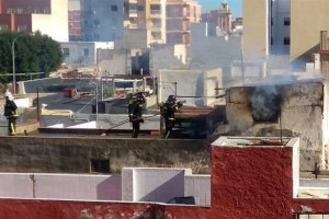 Los bomberos, trabajando para sofocar el incendio.