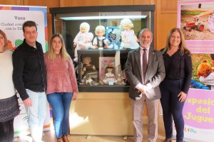 Autoridades durante la inauguración de la muestra.