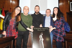 Autoridades en la presentación del cartel con el fotógrafo (centro).