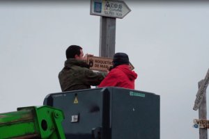 Colocación de placa kilométrica de Roquetas de Mar en la Antártida.